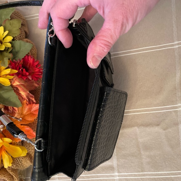 Medium Sized Black Crossbody with many options for storage. - Picture 5 of 12